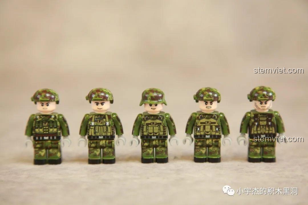 5 minifigures lính tăng đã lắp ráp hoàn chỉnh của bộ Panlos Brick 688001, với họa tiết in rằn ri đẹp mắt.