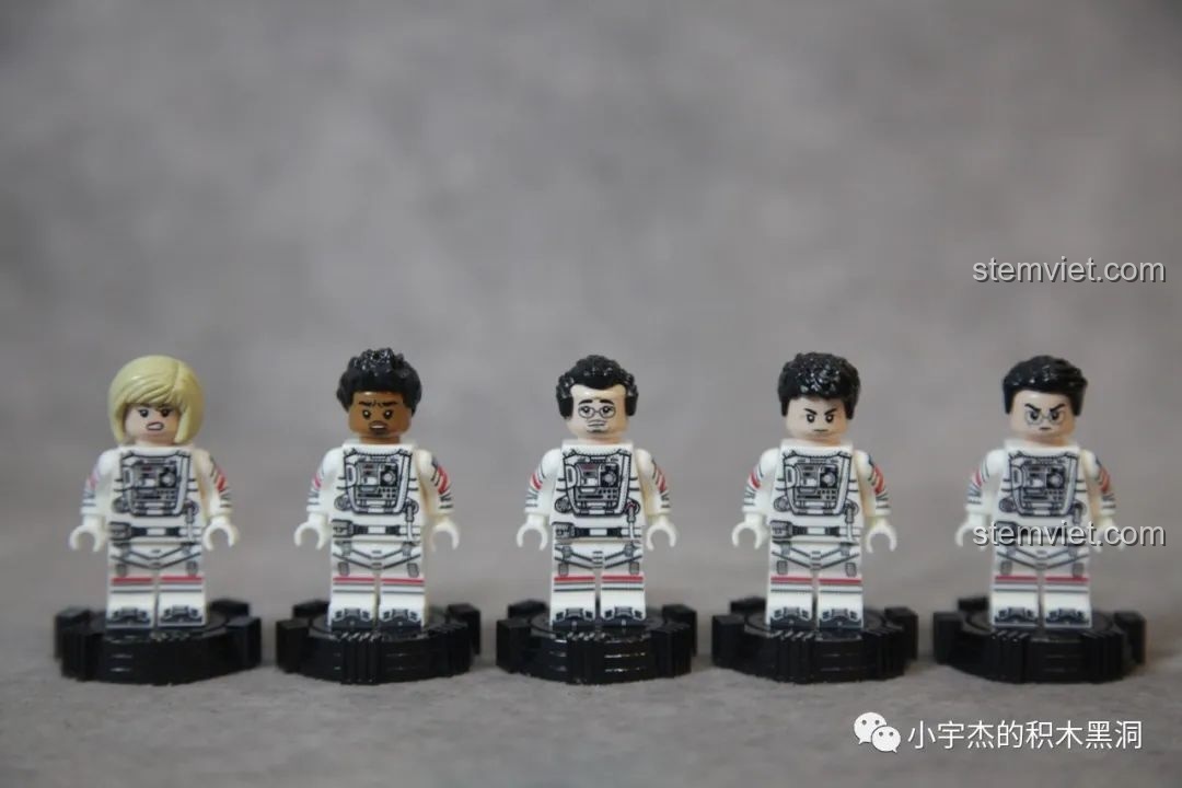 5 minifigures phi hành gia đã lắp ráp hoàn chỉnh, phiên bản không đội mũ, trong bộ SEMBO 107105.