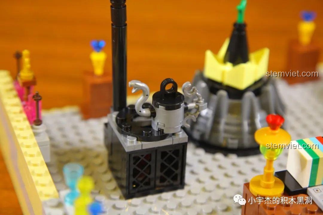 Chi tiết ấm đun nước và lò sưởi trên tầng áp mái của bộ Mould King 16038.