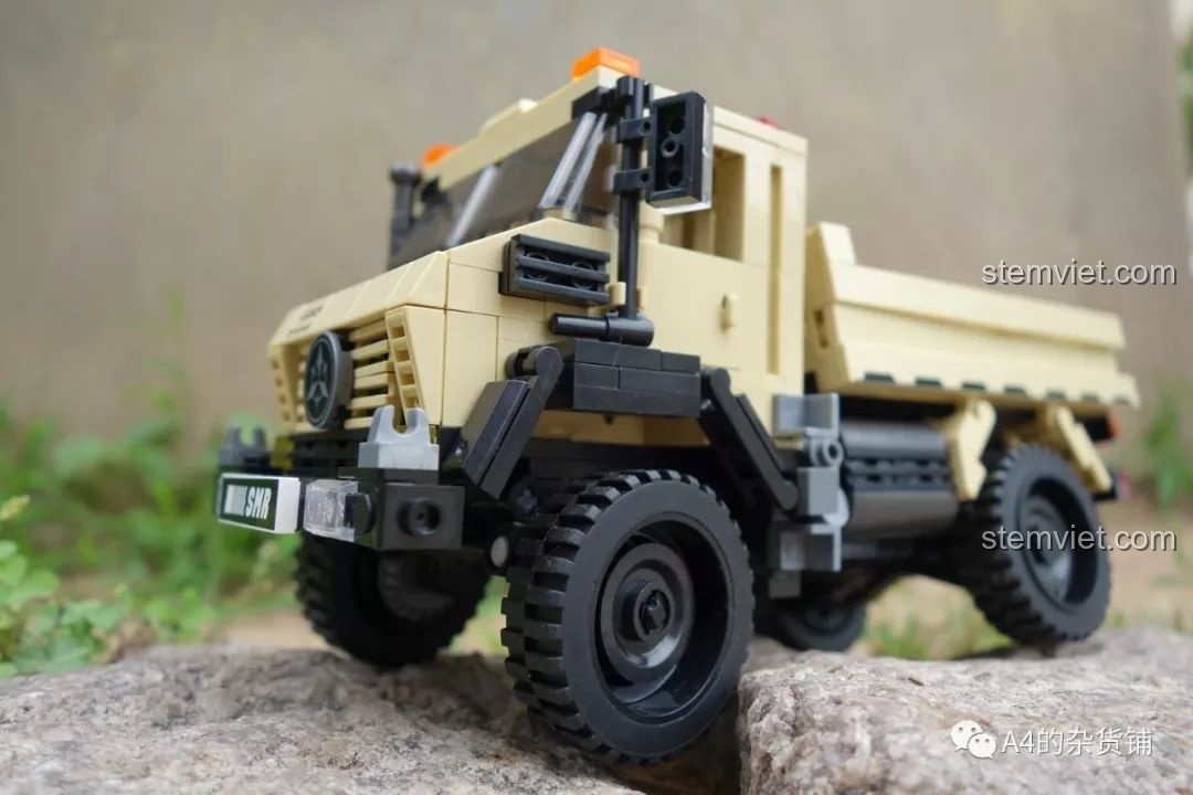 Ảnh chụp ngoại cảnh xe tải địa hình Unimog XB-03026 hoàn chỉnh trên địa hình đá, thể hiện vẻ đẹp hầm hố.