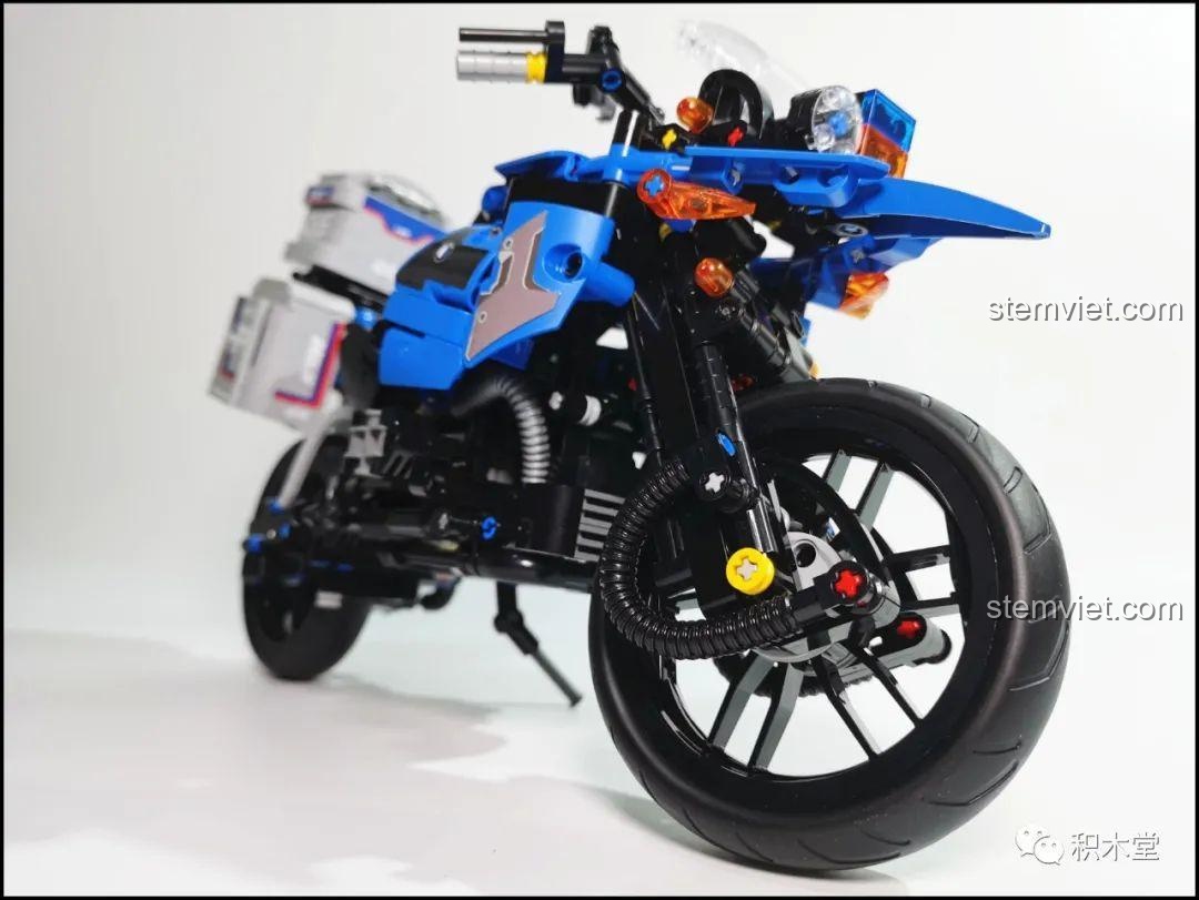 Mô hình Leier 50008 Mô tô BMW R1200GS Rallye trong một góc chụp nghệ thuật, thể hiện vẻ đẹp và chi tiết của sản phẩm.