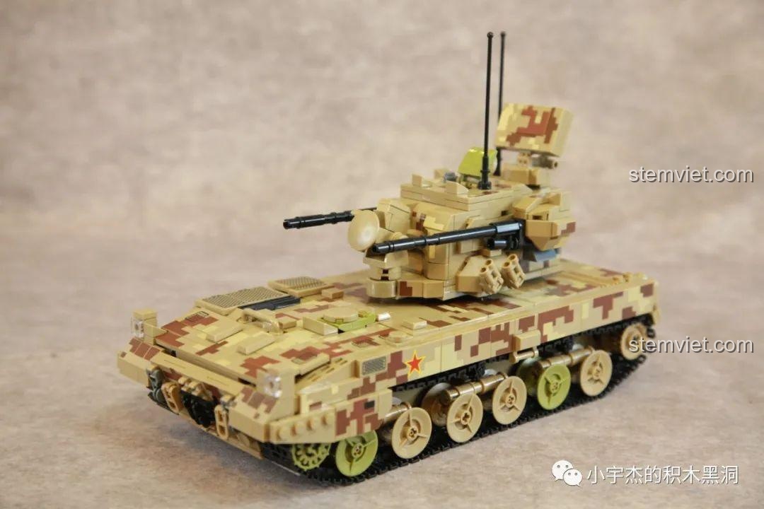 Ảnh chụp toàn bộ mô hình Pháo Tự Hành Phòng Không Type 09 và 5 minifigures đi kèm.