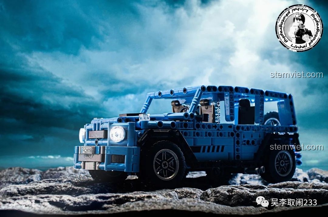 Ảnh nghệ thuật của mô hình Xe Mercedes G-Wagon biến hình FC9119 trong bối cảnh ấn tượng.