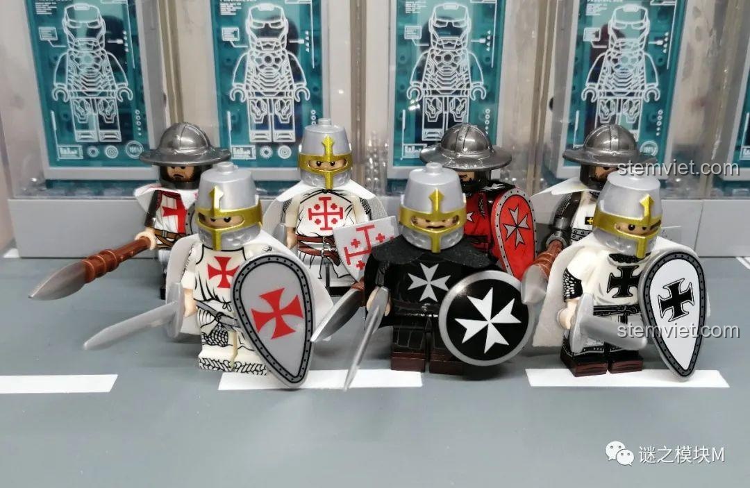 Ảnh chụp nhóm ba dòng hiệp sĩ lớn: Dòng Đền, Cứu Tế, và Teuton từ các bộ XINH. Đồ chơi nhân vật XINH X 316 giá hời.