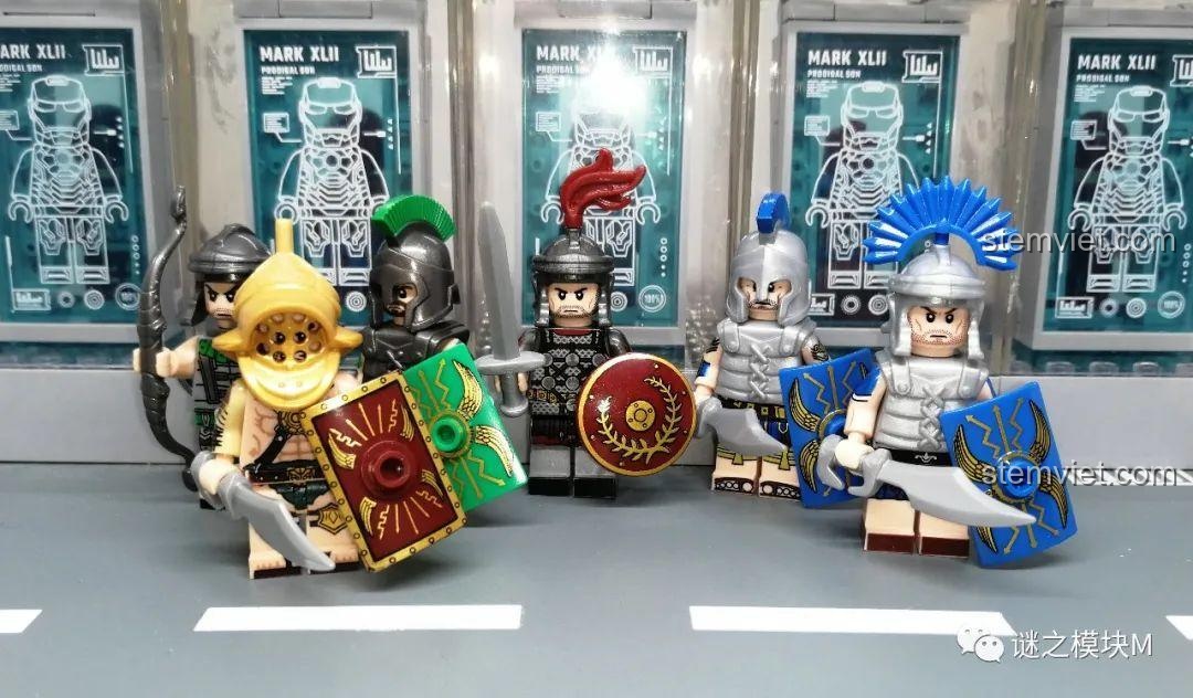 Ảnh chụp nhóm các minifigure quân đoàn La Mã từ các bộ XINH, bao gồm binh lính và chỉ huy. Set minifigure Anh hùng Sparta XINH.