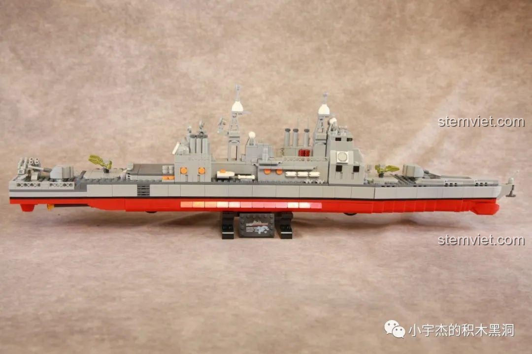 Mô hình Panlos Brick 688005 và 5 minifigures được sắp xếp đẹp mắt để chụp ảnh sản phẩm.