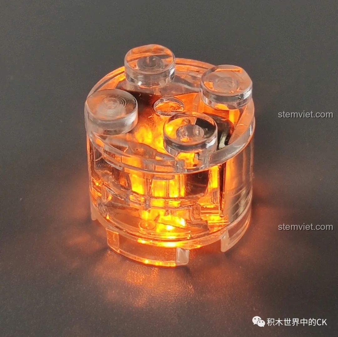 Viên gạch phát sáng của bộ Leier 10003 đang bật, tỏa ra ánh sáng màu vàng ấm áp, sẵn sàng thắp sáng cho tiệm kem.