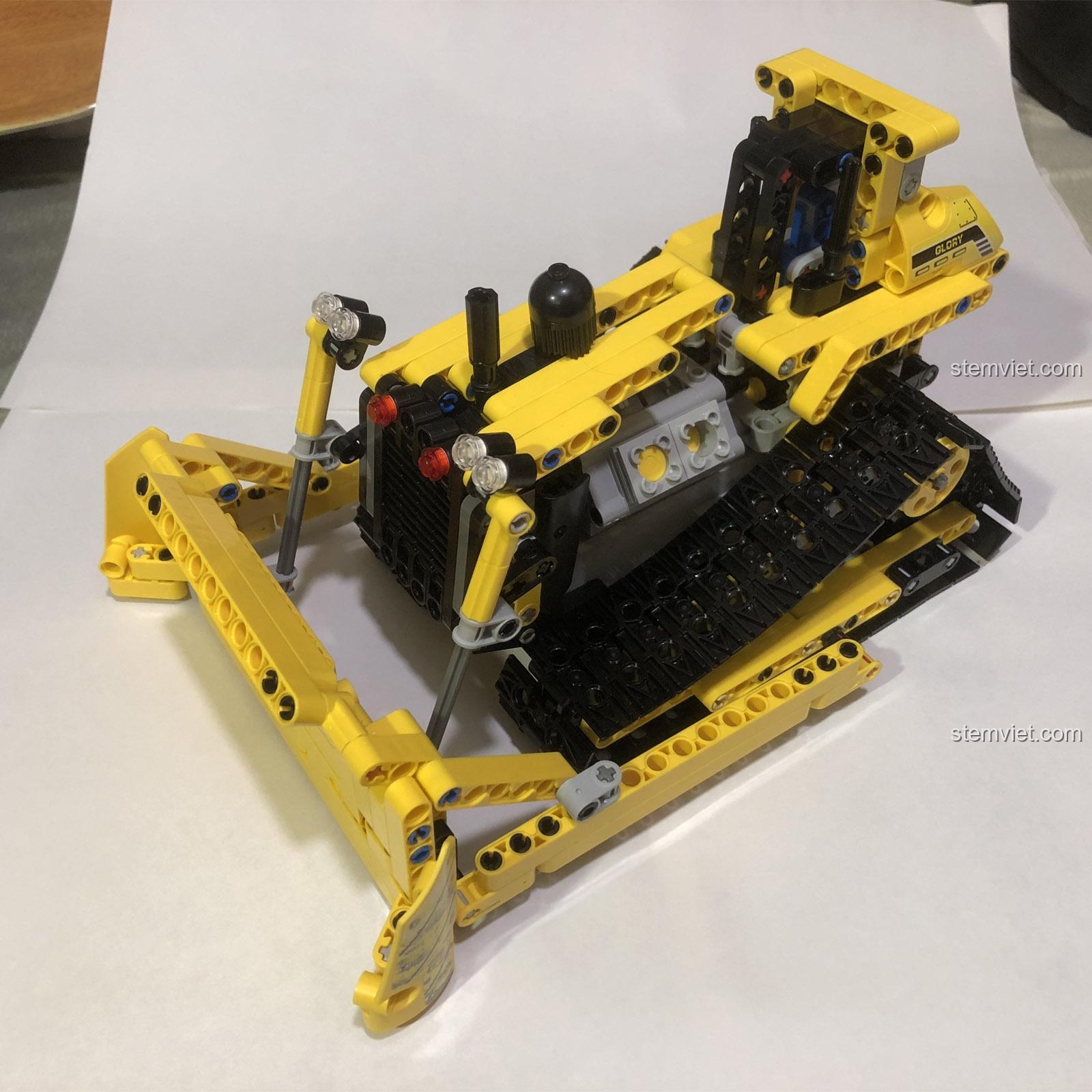 Góc nhìn khác từ ảnh review của khách hàng về mô hình xe ủi 13015, cho thấy chi tiết phần thân xe.