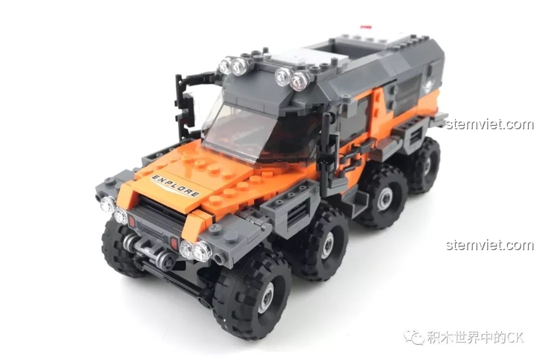 Góc nhìn chéo từ phía trước của mô hình Xe Địa Hình 8 Bánh Siberian Conqueror đã hoàn thiện.