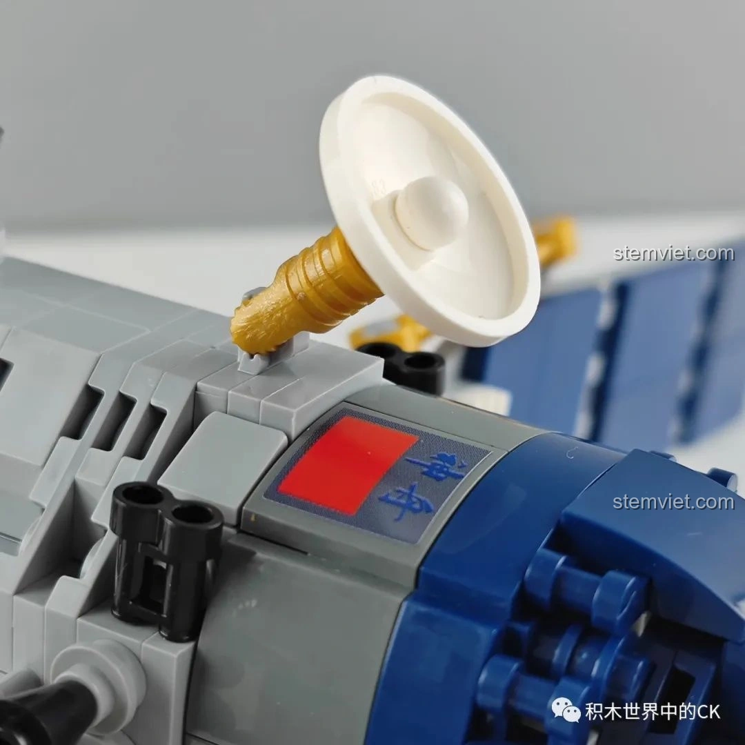 Cận cảnh chi tiết anten parabol trên mô hình tàu vũ trụ Thần Châu ZHEGAO QL0281, thể hiện độ chính xác trong thiết kế.