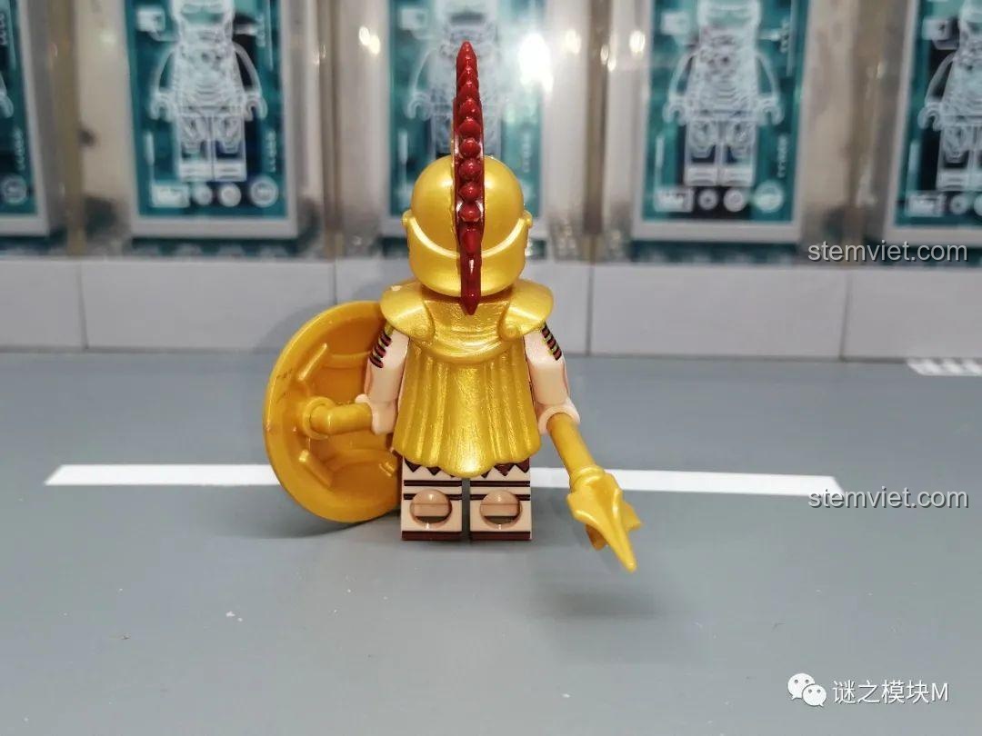 Mặt sau của minifigure anh hùng Sparta XINH, khoe chi tiết áo choàng liền giáp. Nhận xét XINH 0316 Hiệp sĩ Thập Tự Chinh.