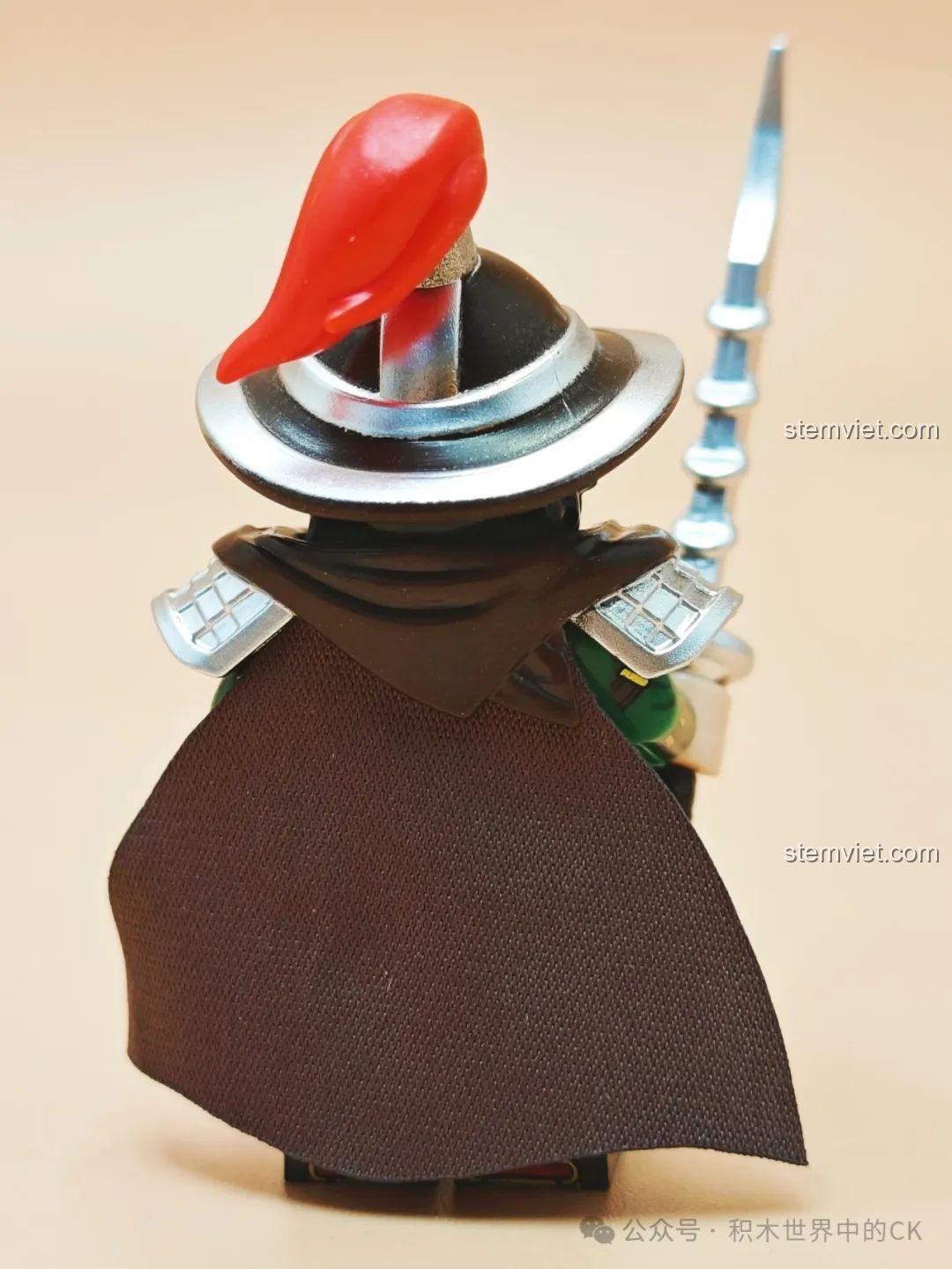 Mặt sau minifigure Chu Thương với áo choàng màu nâu, nhận xét Decool 20802 Tướng Quan Vũ thời Tam Quốc.