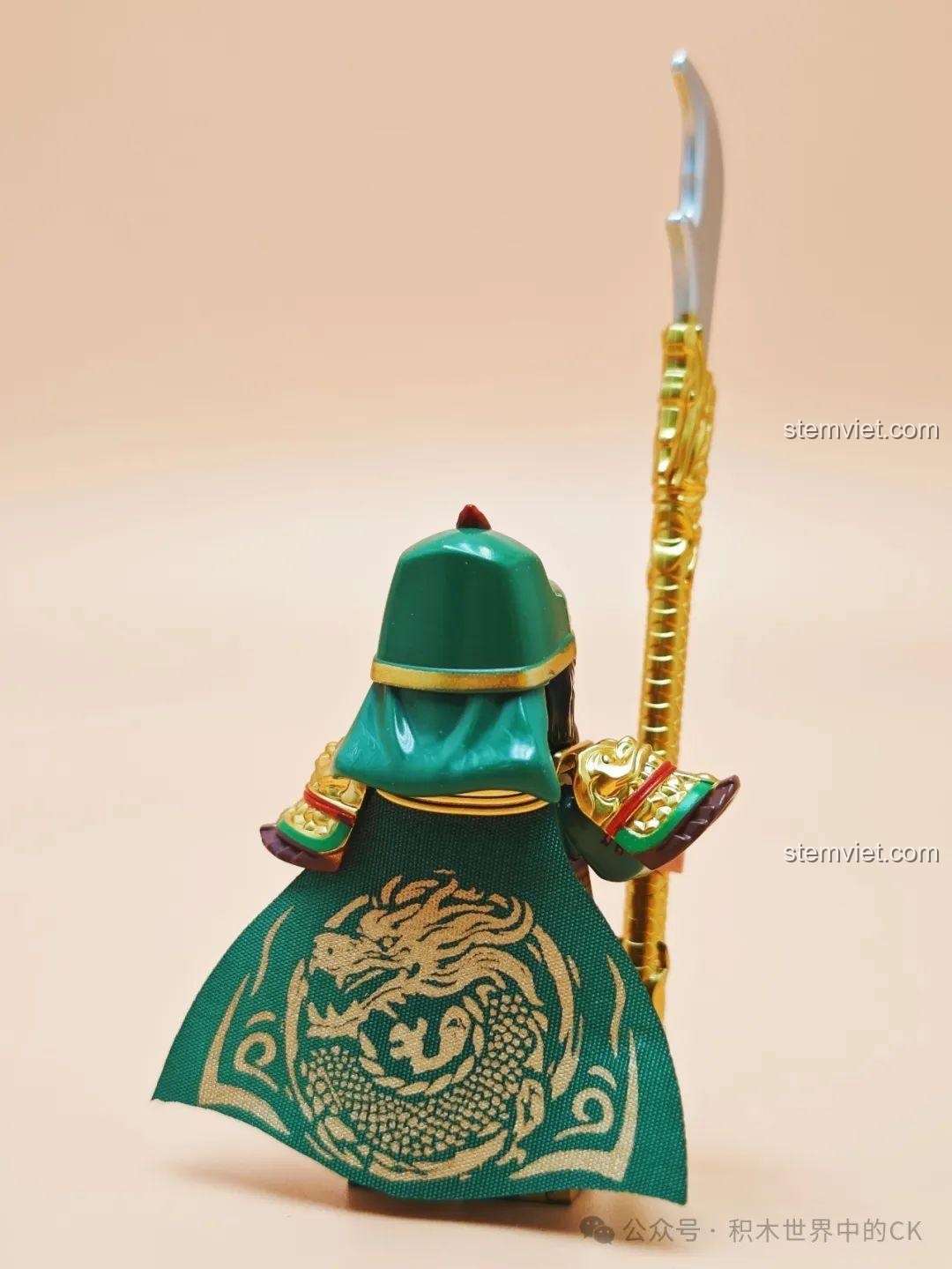 Mặt sau minifigure Quan Vũ với áo choàng vải in hình rồng vàng, trải nghiệm Decool 20802.