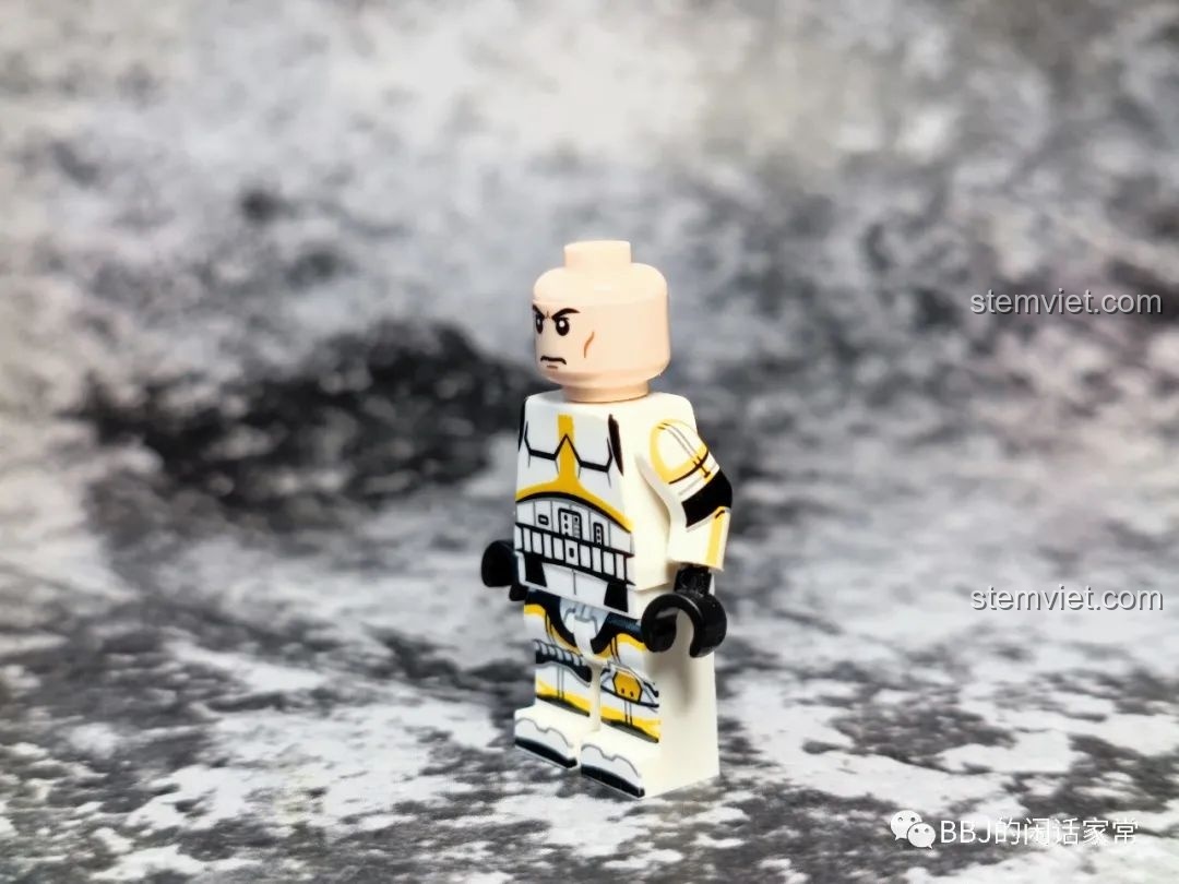 Minifigure Artillery Stormtrooper KORUIT KT1052 Star Wars nhìn nghiêng, thể hiện chi tiết giáp.