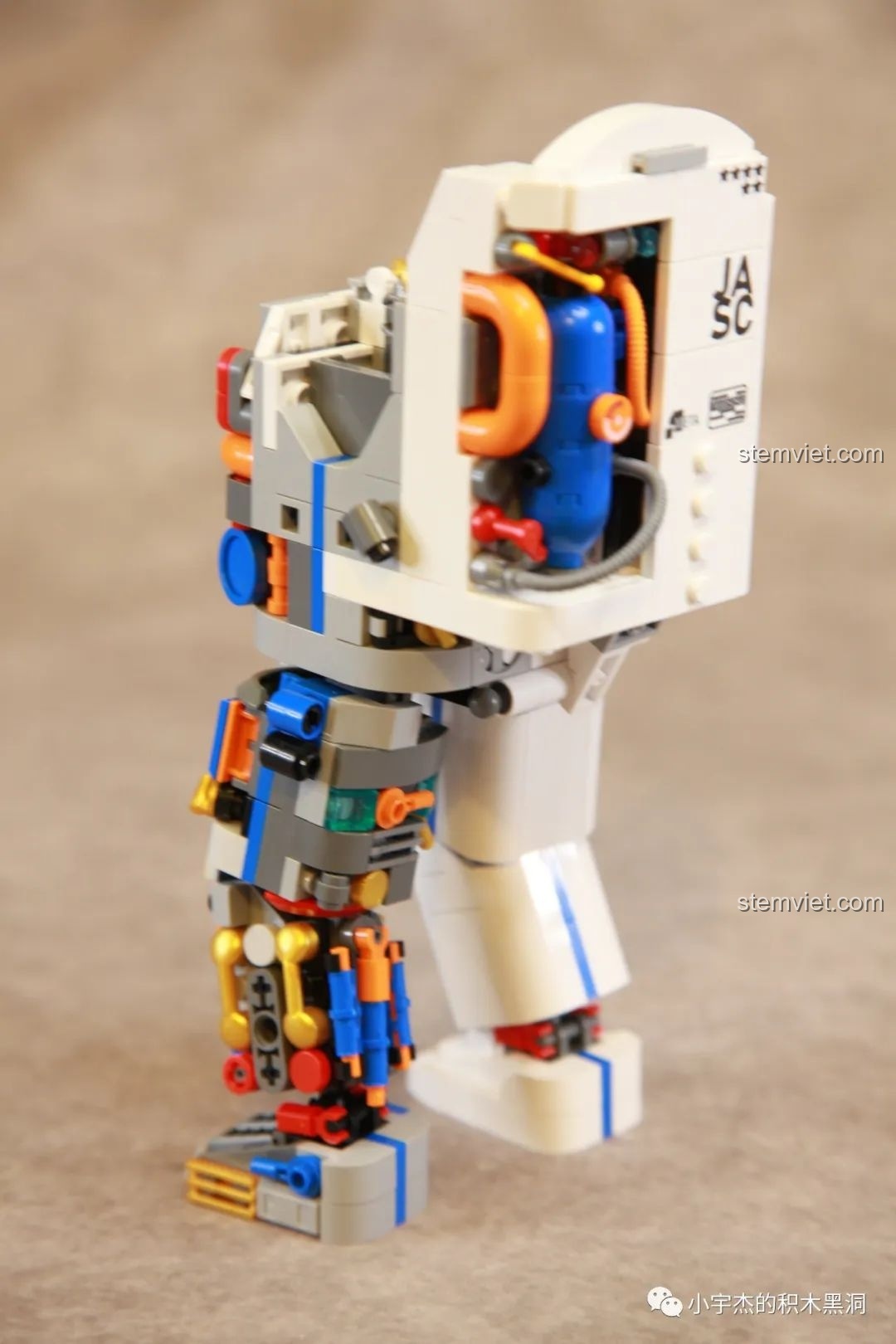 Chi tiết ba lô phản lực trên mô hình Phi hành gia JK9106 với thiết kế bán cơ khí.