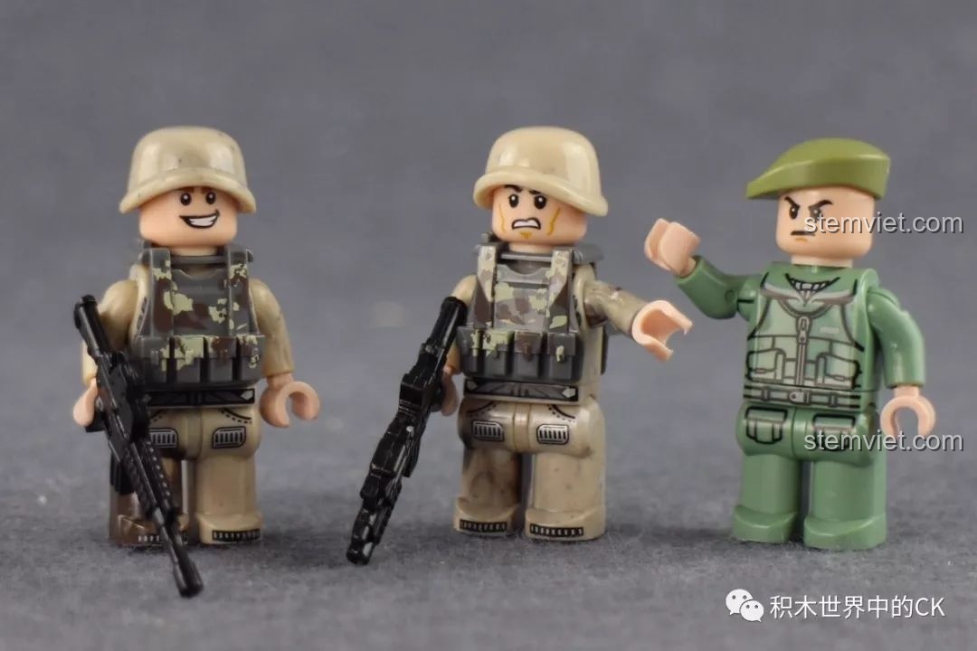 Ba minifigure binh lính và chỉ huy trong bộ Xingbao XB06021 với biểu cảm và trang bị chi tiết.