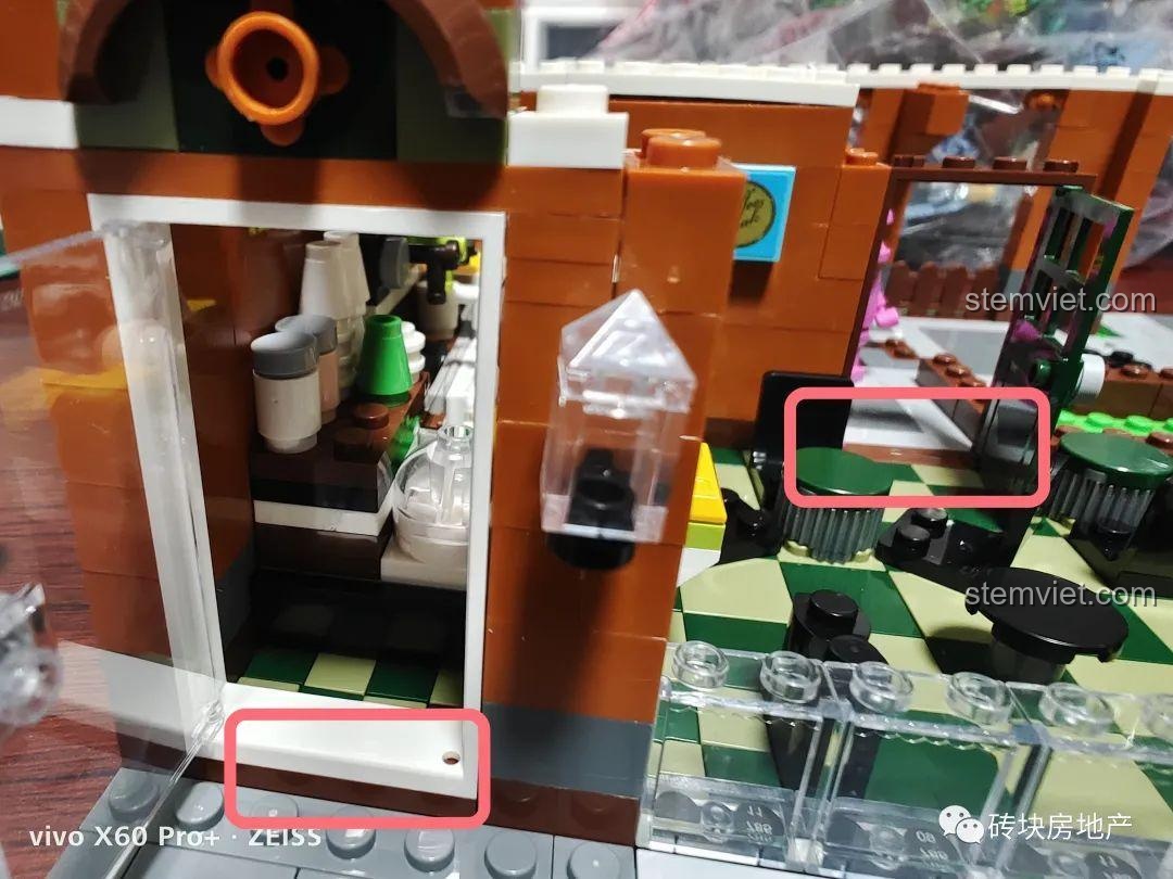 So sánh độ cao bậc thềm cửa trước và cửa sau không đồng đều trong bộ Mould King 16004.