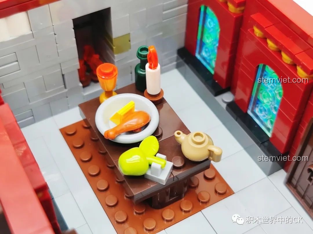 Cận cảnh bàn ăn với gà quay và ấm trà trong bộ lắp ráp Kiến trúc Trung Cổ 89148.