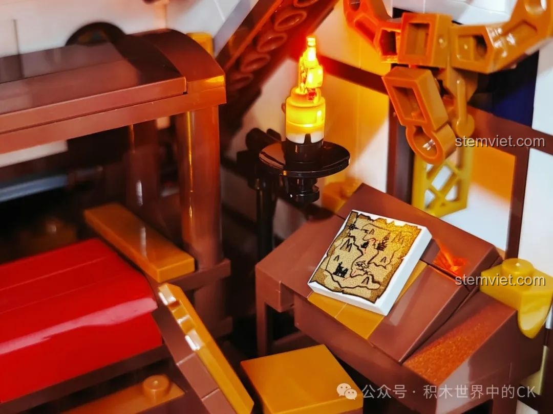 Chi tiết bàn làm việc với đèn cầy và tấm bản đồ kho báu, một góc kể chuyện thú vị trong bộ FunWhole F9015.