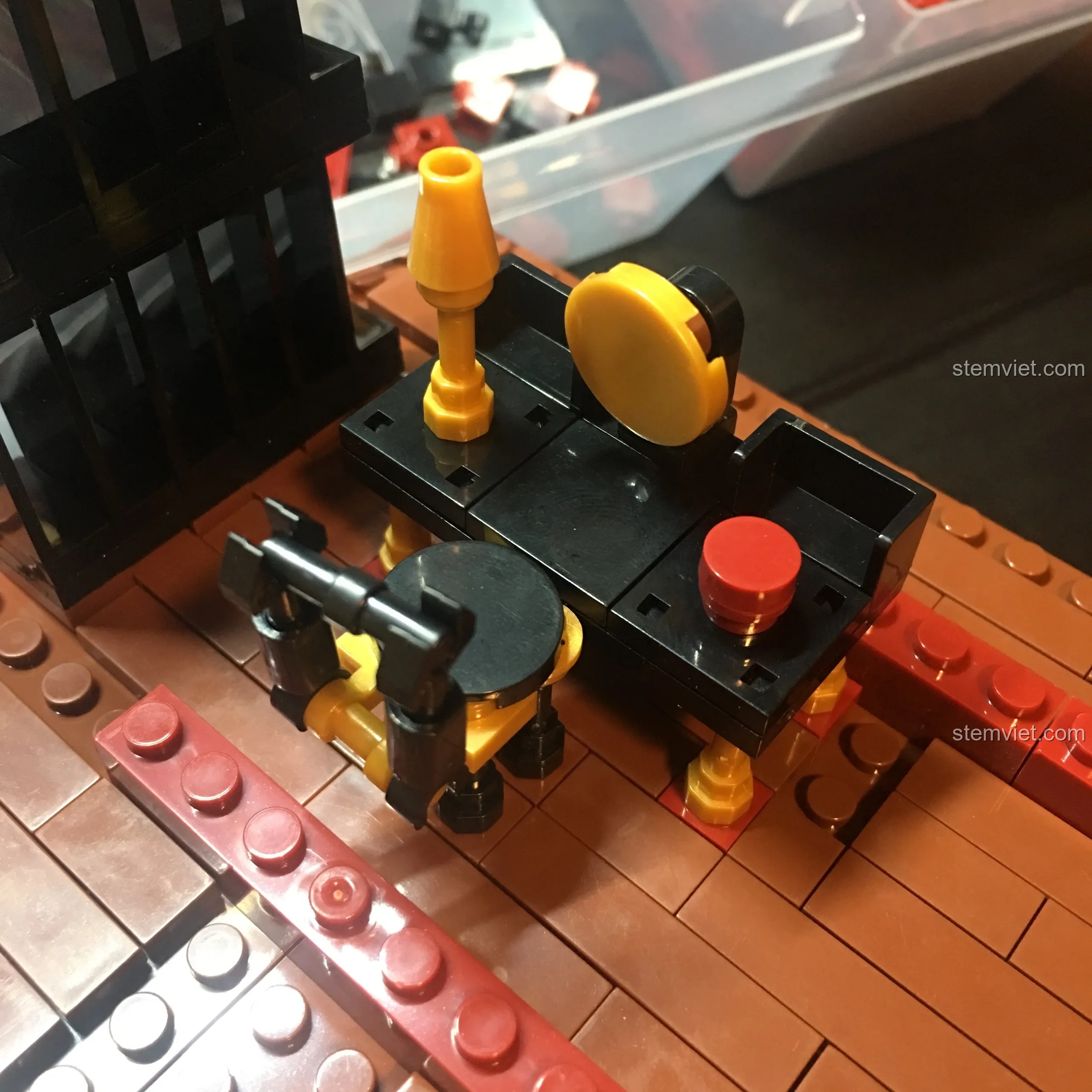 Bàn trang điểm và ghế ngồi mini đã được lắp ráp hoàn chỉnh và đặt trên sàn sân khấu.