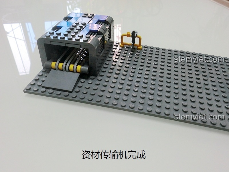 Cơ chế băng chuyền của bộ đồ chơi Nhà máy sản xuất xe quân sự cho bé 6 tuổi đã hoàn thiện, sẵn sàng lắp ráp.