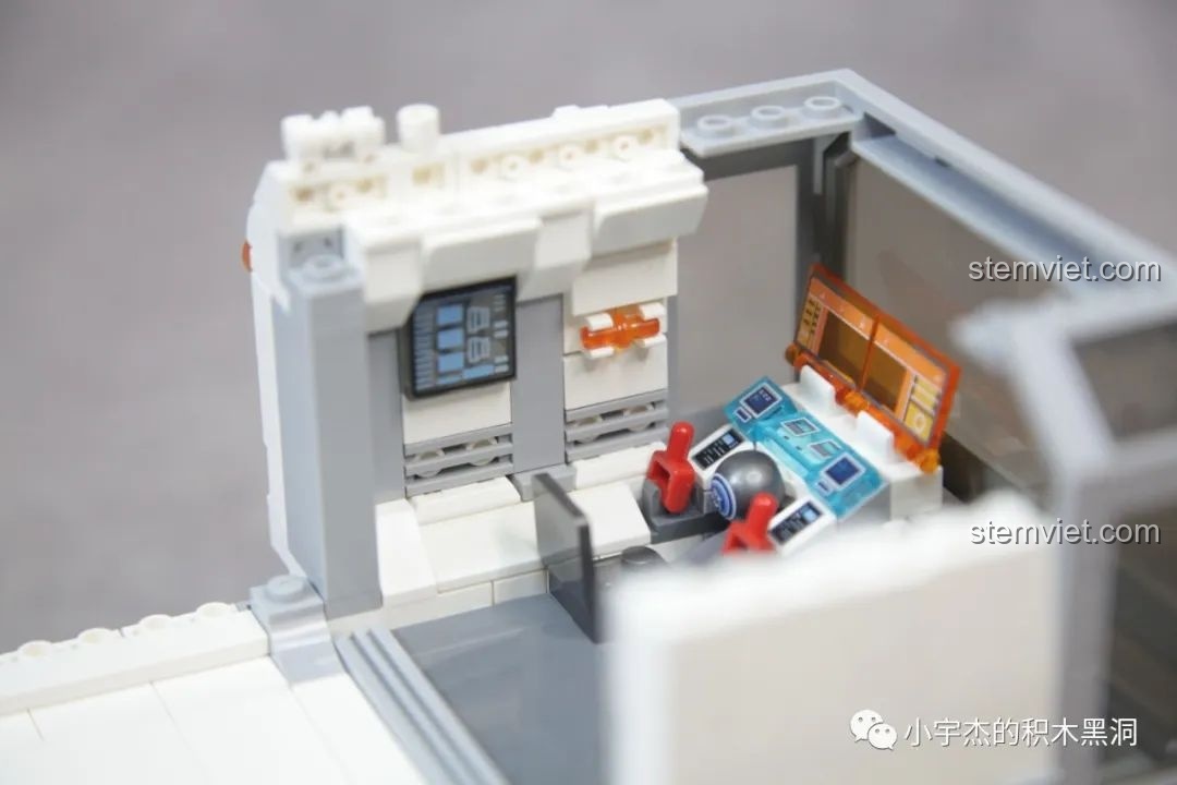 Cận cảnh bảng điều khiển và ghế lái được lắp ráp tỉ mỉ bên trong cabin của xe SEMBO 107105.