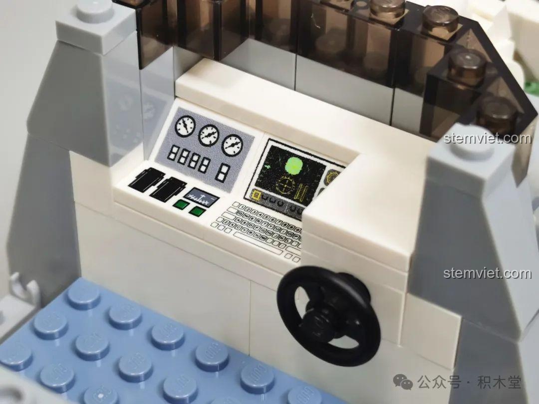 Chi tiết bảng điều khiển in sắc nét bên trong phòng chỉ huy của bộ lắp ráp Mô hình tàu chiến 055 cho con trai 6+.