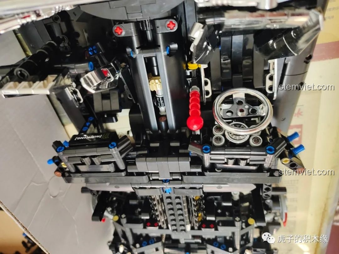 Cận cảnh bảng điều khiển trung tâm và vô lăng mạ crôm của mô hình xe Mould King 13108.