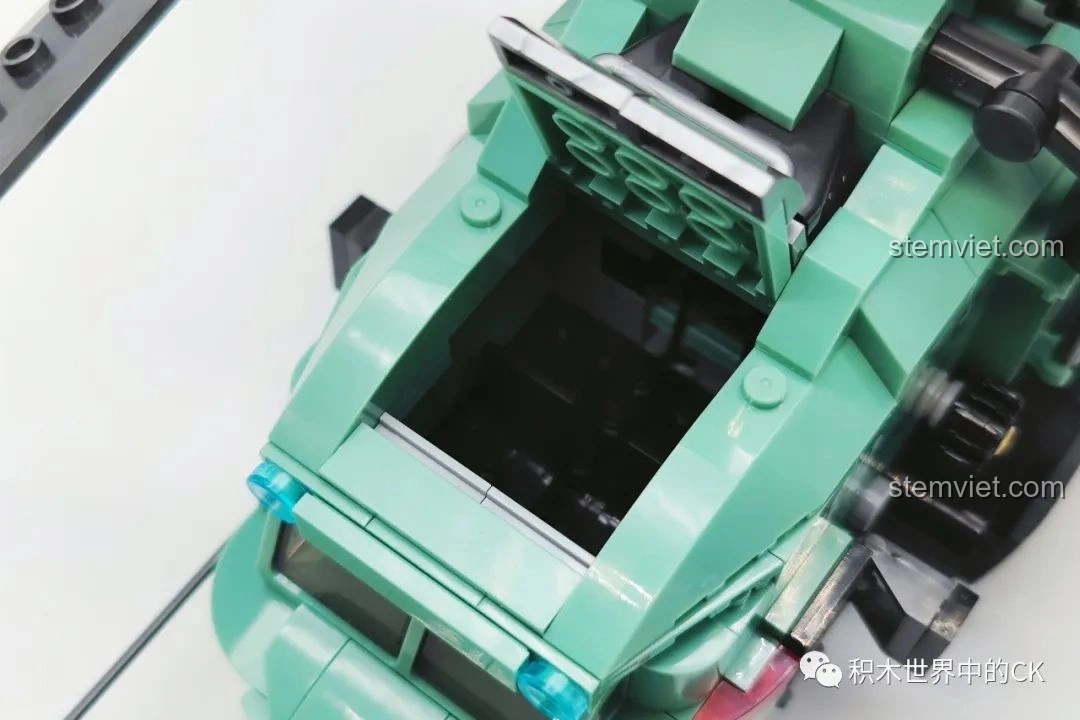 Cận cảnh bảng điều khiển bên trong buồng lái của mô hình JIESTAR 58008 Trực thăng hai cánh quạt, với các chi tiết in ấn.