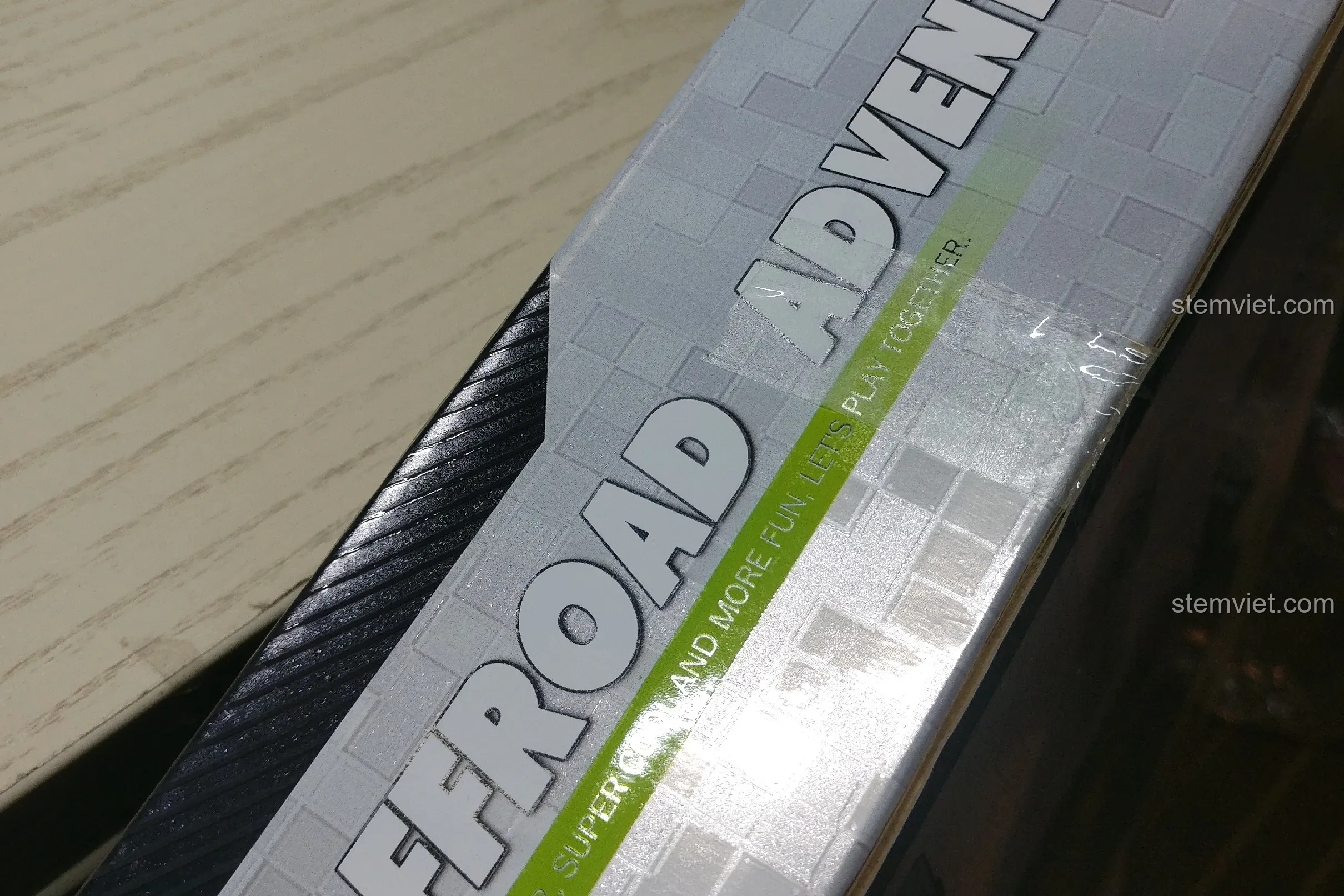 Cận cảnh băng keo dán trên hộp đồ chơi mô hình xe Jeep 03024, một chi tiết nhỏ cho thấy sự hoàn thiện của sản phẩm.