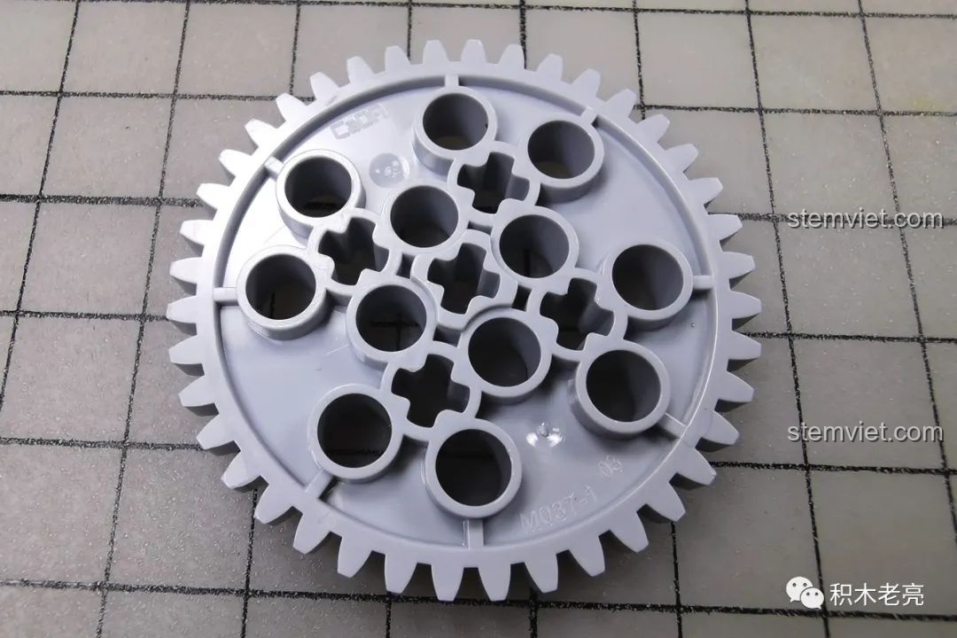 Cận cảnh bánh răng 40 răng màu xám của Double Eagle 61020, một chi tiết quan trọng trong hệ thống cơ khí.