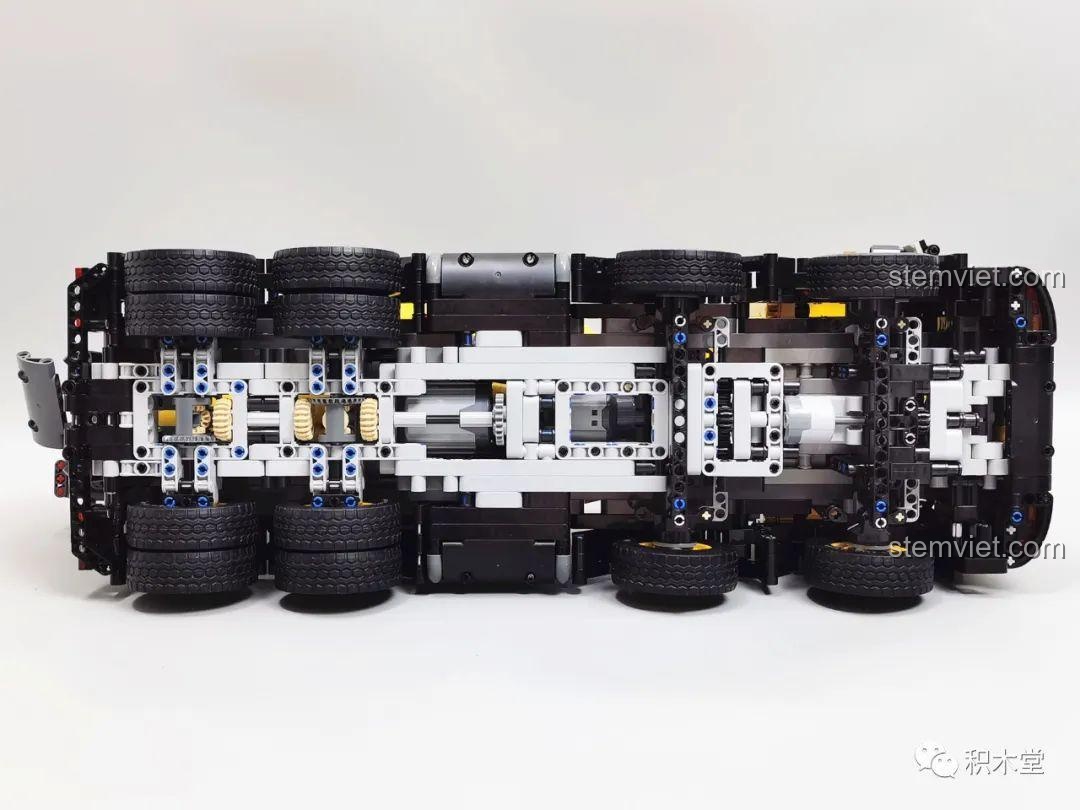 Cận cảnh bánh răng truyền động cho thùng trộn của mô hình Xe Trộn Bê Tông Tycole T4005.