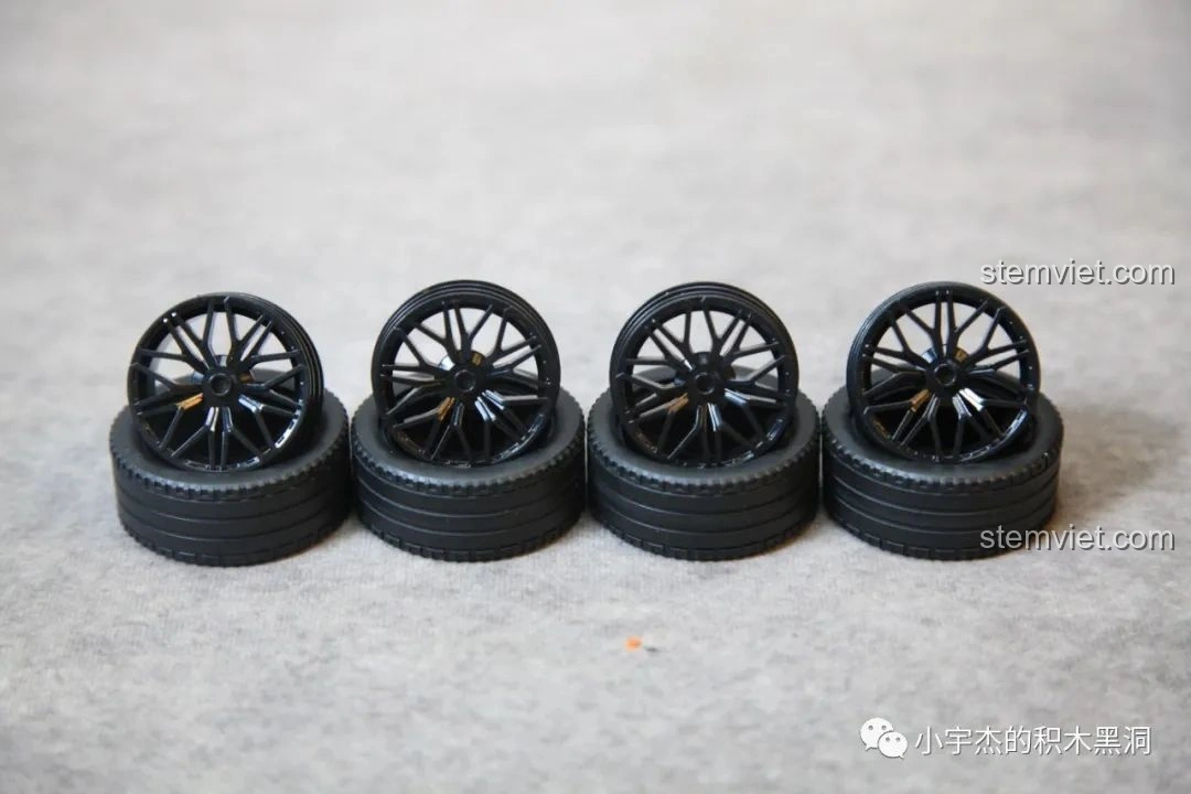 Bốn bánh xe và lốp màu đen của mô hình Lamborghini Sián FKP 37 Cyberpunk MK6002, chi tiết vành xe sắc nét.