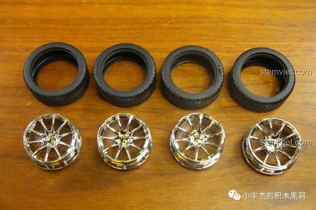 Bốn lốp cao su và bốn vành xe mạ chrome của bộ đồ chơi mô hình xe Camaro vàng.