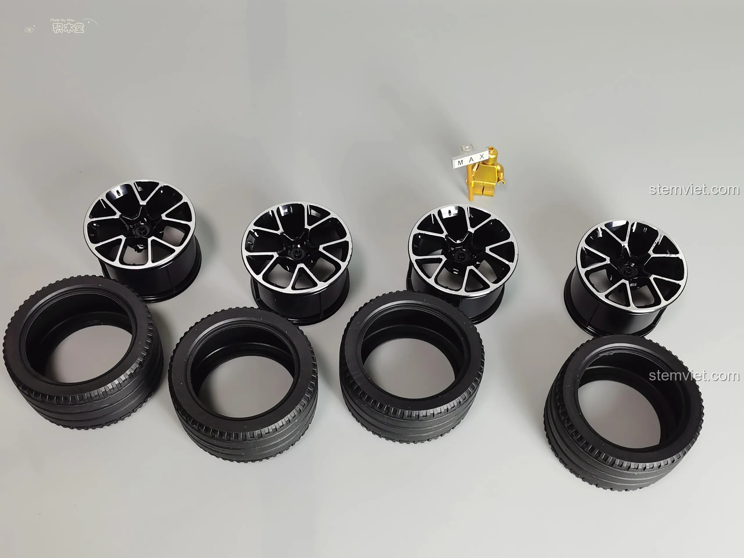 Bốn bánh xe và lốp của mô hình Tegao T5011, vành xe được mạ điện sáng bóng.