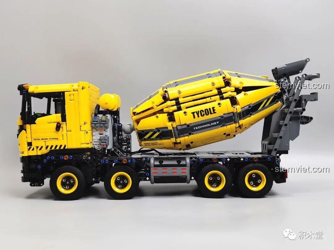 Cận cảnh bánh xe sau của mô hình Xe Trộn Bê Tông Tycole T4005, chi tiết và bền bỉ.