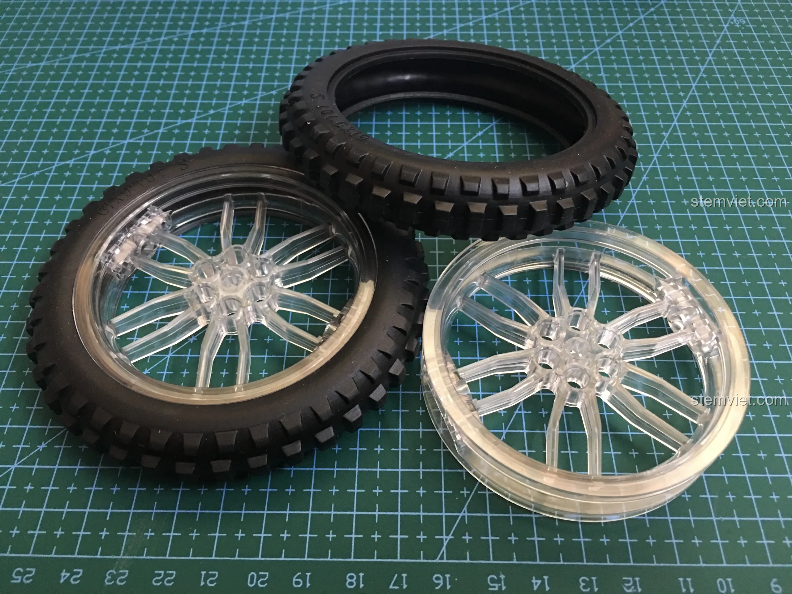 Cận cảnh bánh xe của bộ Sembo 703302 với vành nhựa trong suốt và lốp cao su có gai, thể hiện sự chi tiết của mô hình.