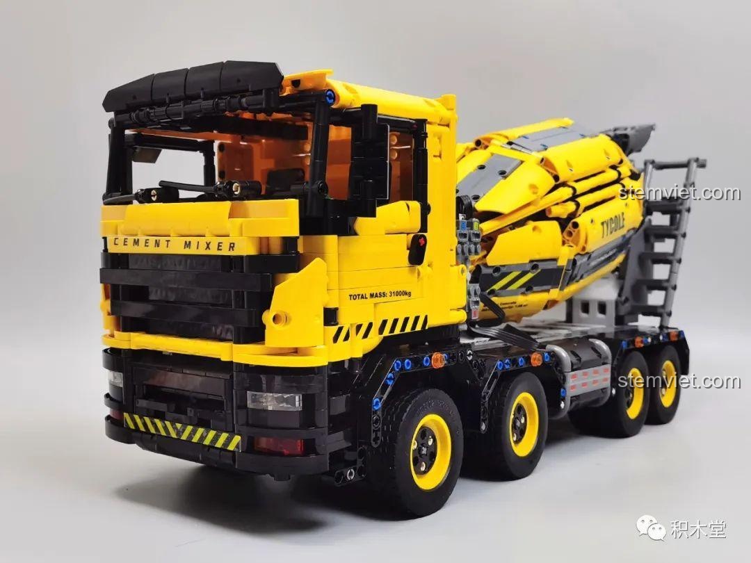 Cận cảnh bánh xe trước của mô hình Xe Trộn Bê Tông Tycole T4005, thiết kế chắc chắn.