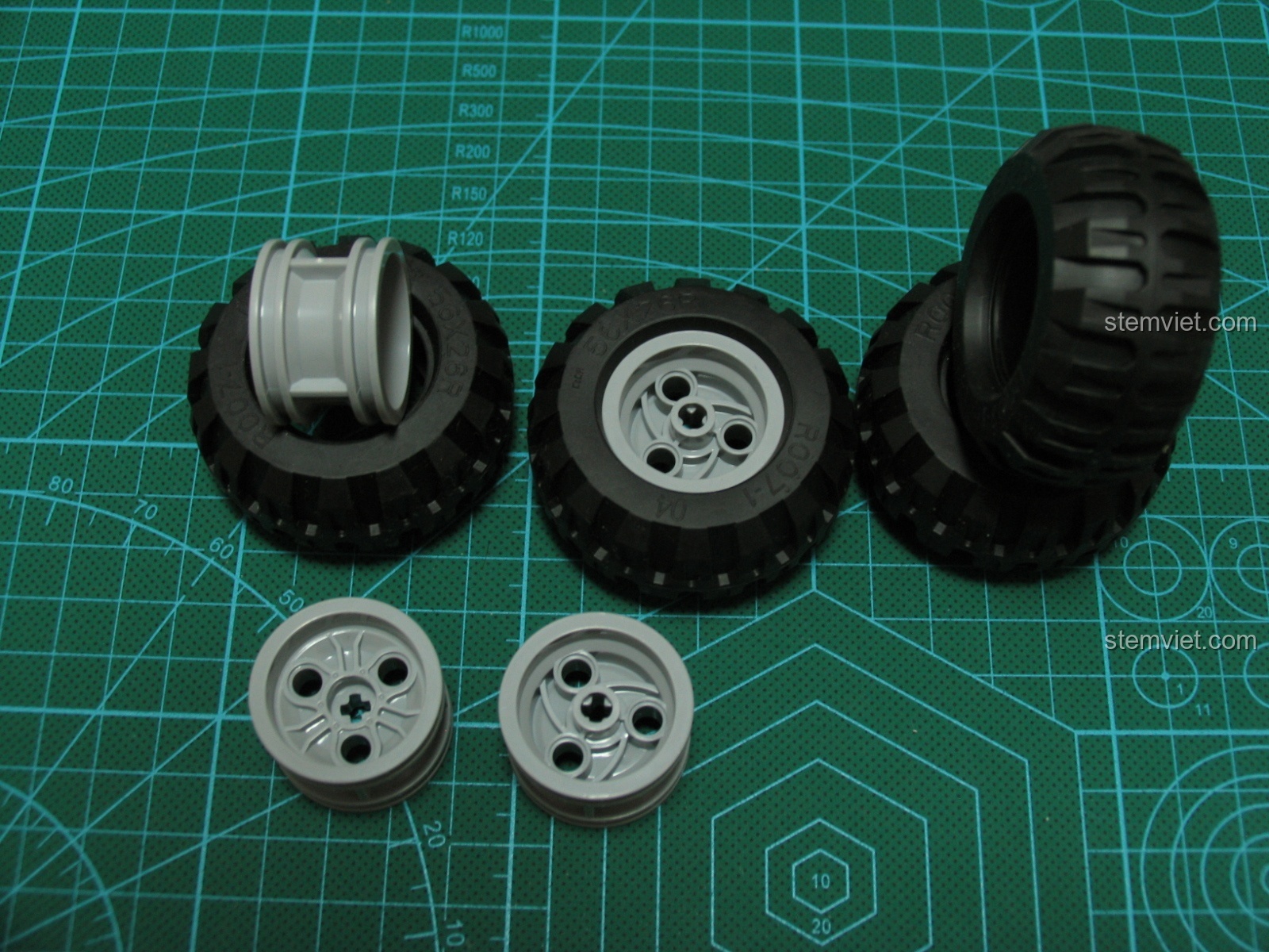 Các bánh xe và mâm xe của bộ lắp ráp CaDA C51005 Xe Bán Tải Đỏ, chi tiết và sẵn sàng để lắp vào khung gầm.