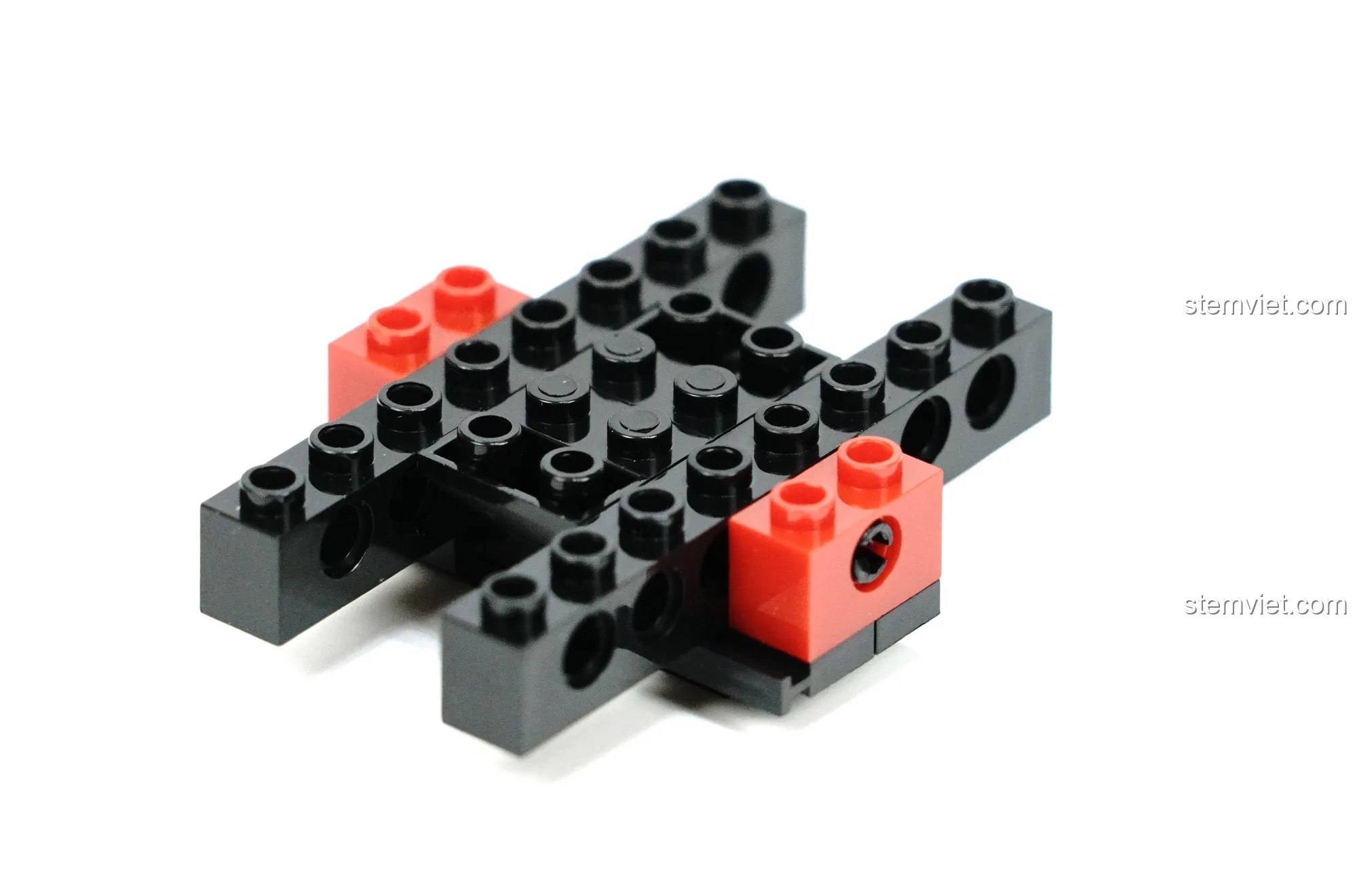 Bắt đầu quá trình lắp ráp bộ đồ chơi Xe địa hình bánh lớn XB03025 với phần khung gầm cơ bản.