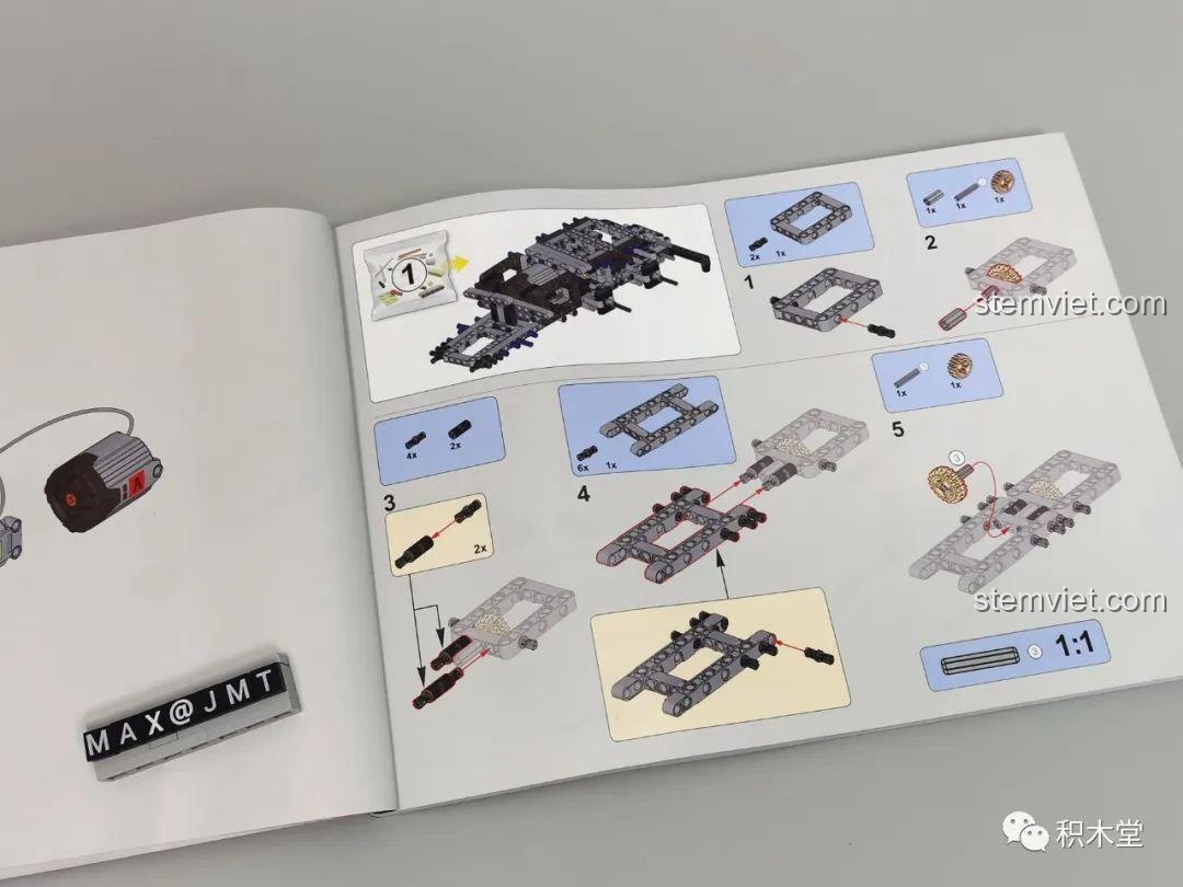 Bắt đầu lắp ráp khung gầm của bộ đồ chơi Xe Trộn Bê Tông Tycole T4005, các bước đầu tiên quan trọng.