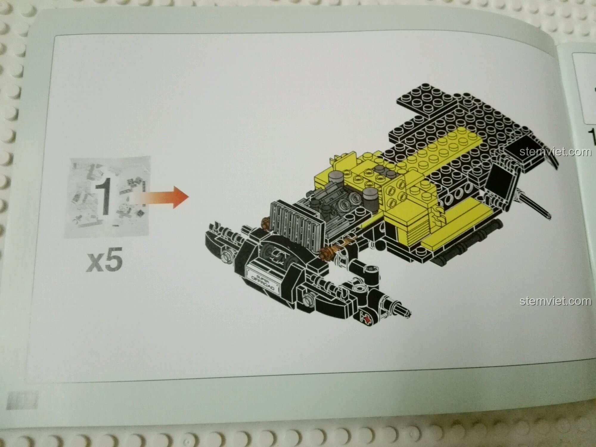 Trang đầu tiên của sách hướng dẫn lắp ráp xe off-road Xingbao 3024, bắt đầu với công đoạn 1 xây dựng khung xe.