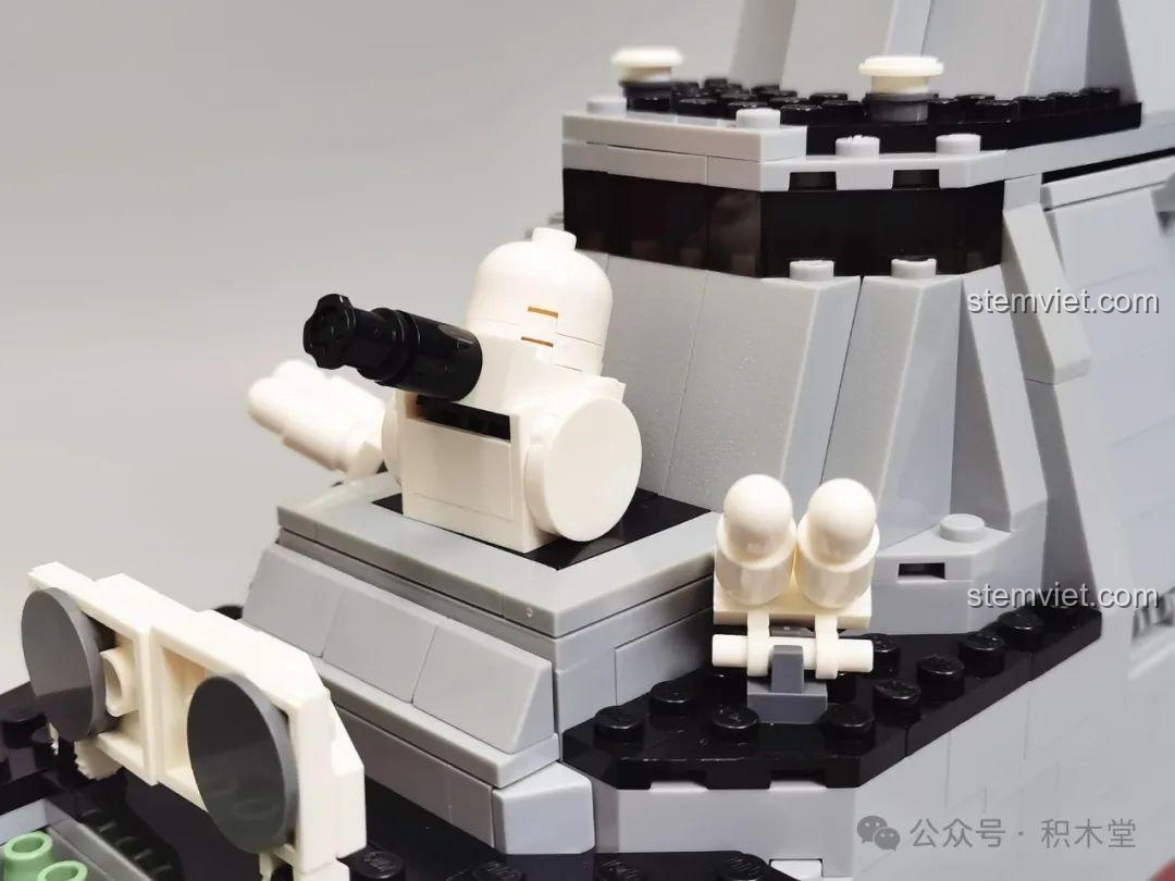 Cận cảnh bệ phóng ngư lôi và pháo 30mm trên mô hình Tàu chiến Type 055 GUDI 8028.