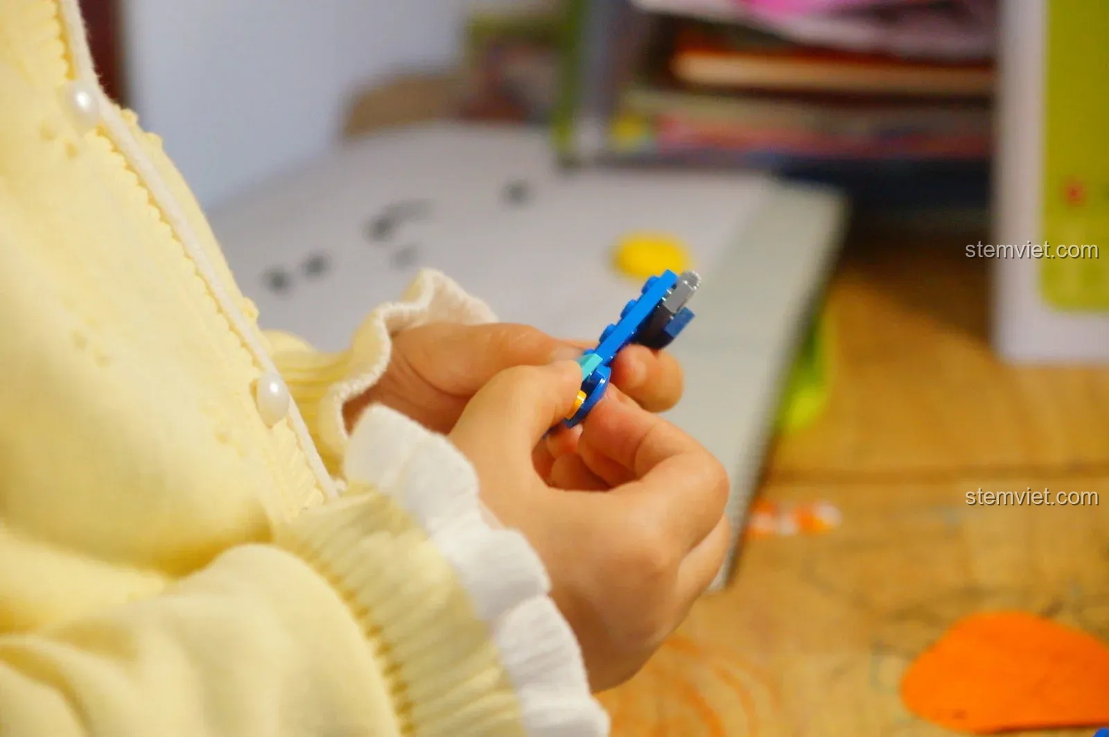 Bé trai 6 tuổi đang tập trung lắp ráp bộ đồ chơi thám hiểm biển sâu, rèn luyện sự khéo léo và kiên nhẫn.