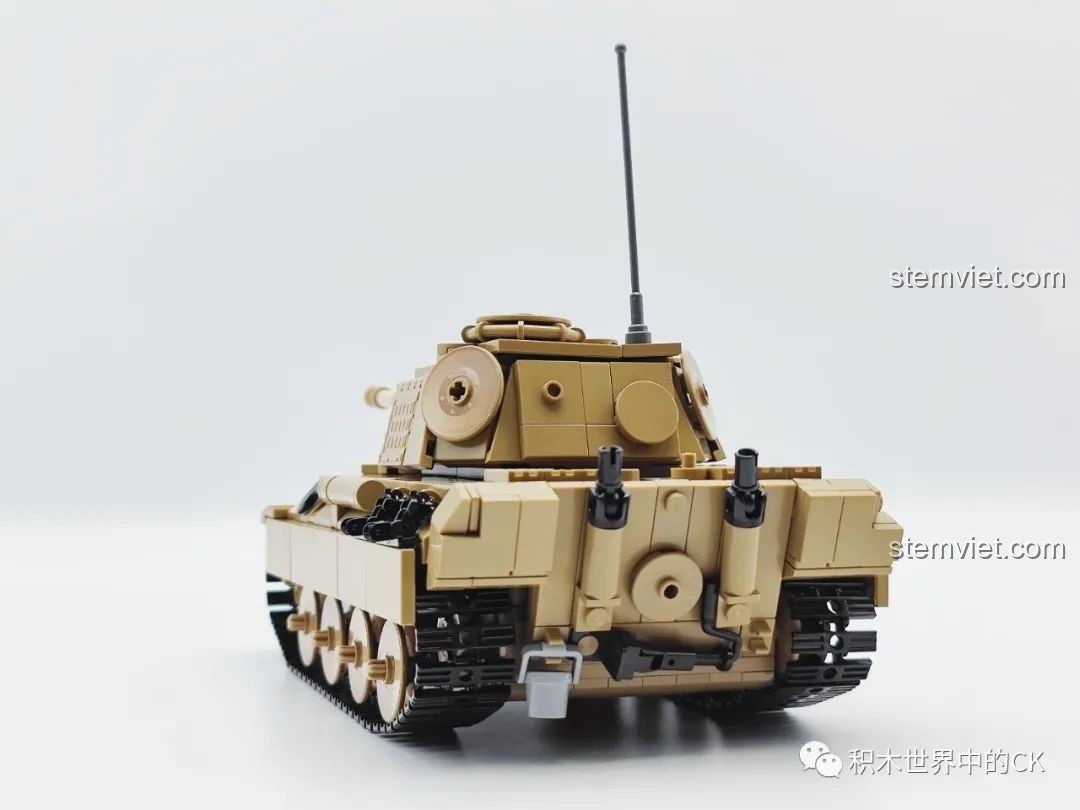 Mô hình CaDA 61073 Xe tăng Thế chiến II nhìn từ bên hông, thể hiện chi tiết hệ thống bánh xe.