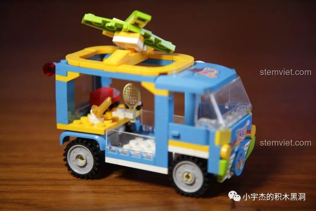 Góc nhìn từ bên hông của Xe bán đồ chơi Sembo 601204, thấy rõ các chi tiết bên trong.