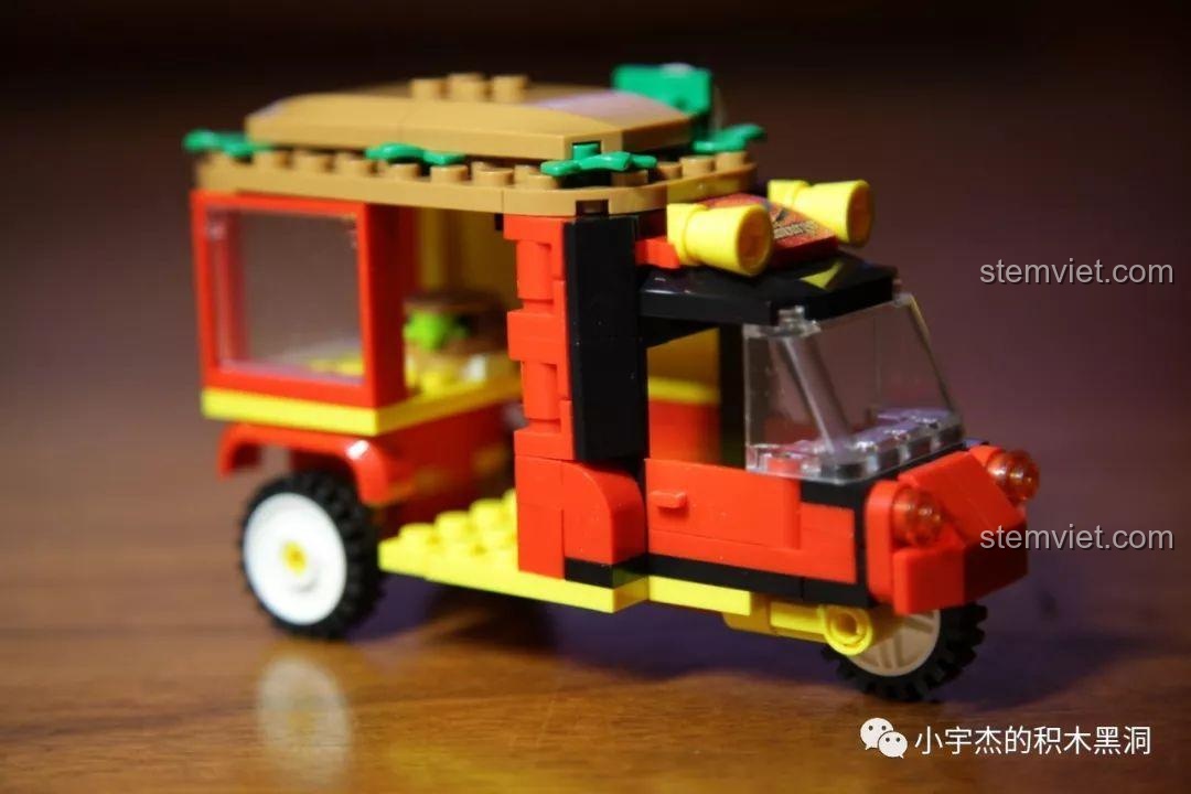 Góc nhìn từ phía sau bên hông của Xe bán hamburger Sembo 601206, khoe thiết kế xe ba bánh.