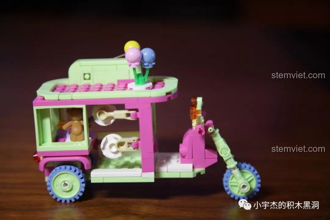 Góc nhìn từ bên hông của Xe trò chơi bắn súng Sembo 601207, thấy rõ các bia bắn và gấu bông.