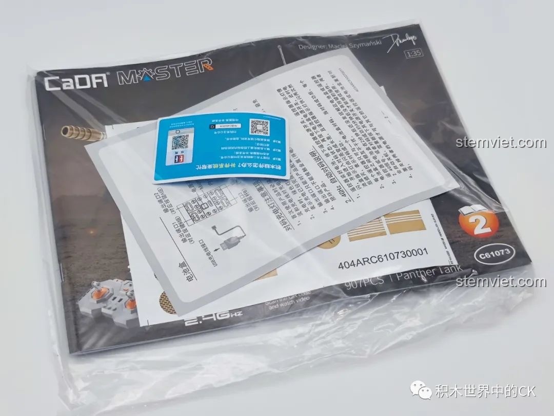 Toàn bộ nội dung bên trong hộp CaDA C61073, bao gồm sách hướng dẫn và các túi chi tiết.
