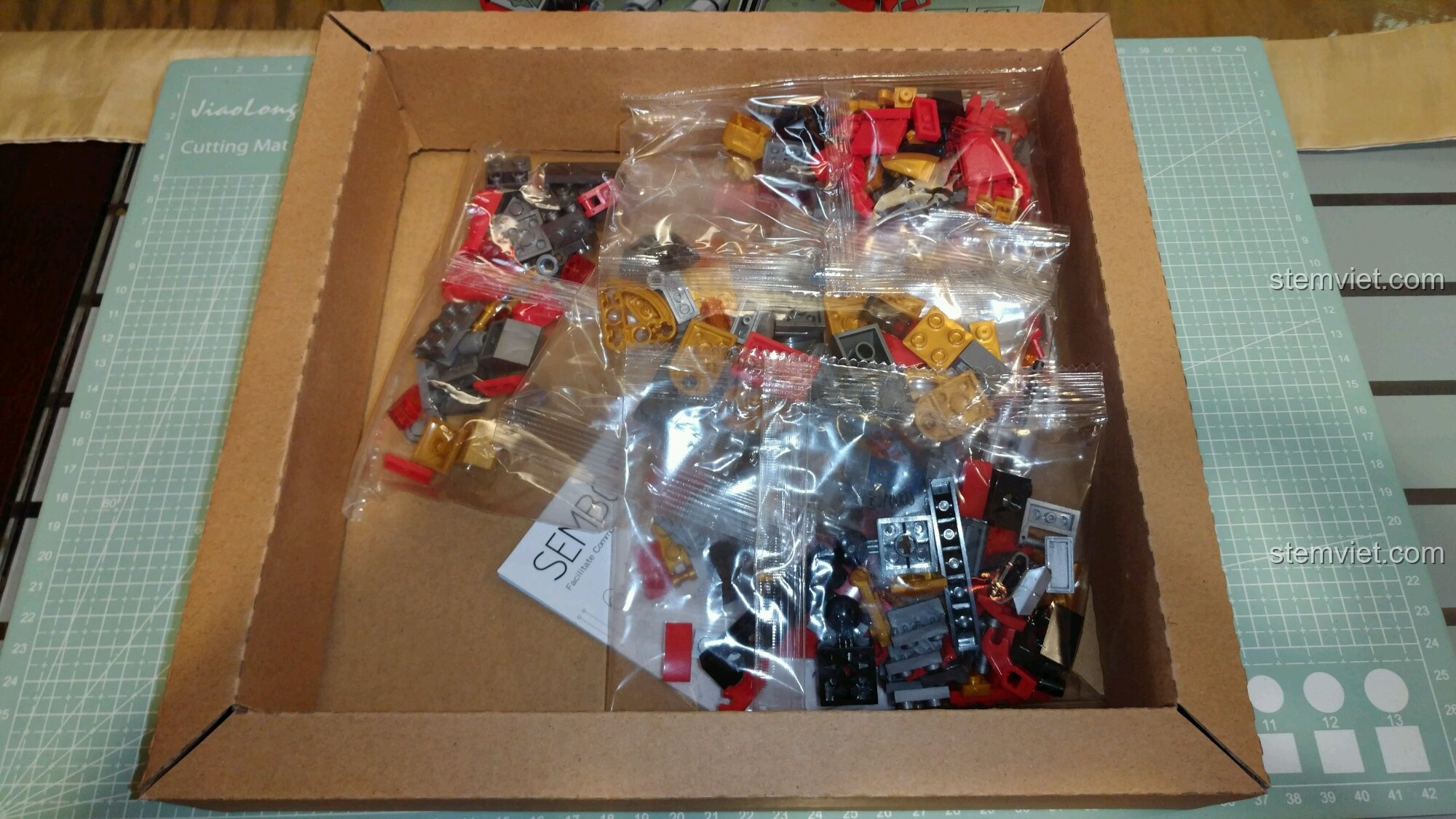 Bên trong hộp đồ chơi lắp ghép Mecha Hulkbuster cho trẻ từ 6 tuổi, các túi gạch được sắp xếp gọn gàng, đảm bảo an toàn.